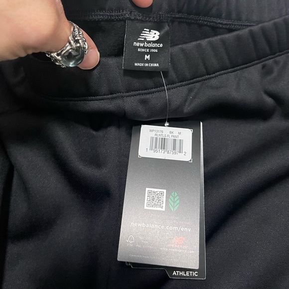NWT Women’s Medium (30” X 30”) New Balance Relentless Performance Fleece Pants - Picture 9 of 13